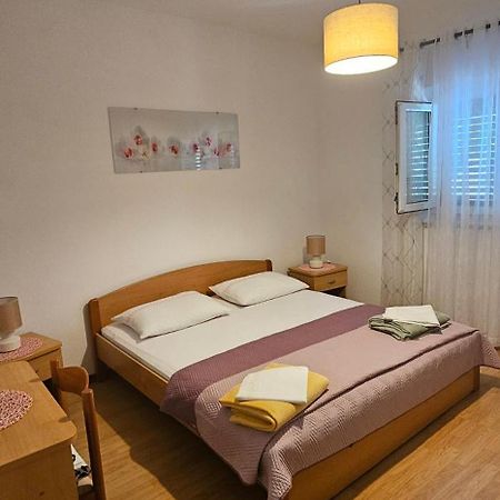 Apartmani Fani Supetar Buitenkant foto